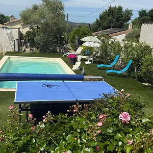 Climatisé Pour 4 Personnes Avec Piscine Dans Les Hauteurs De Hébergement de vacances